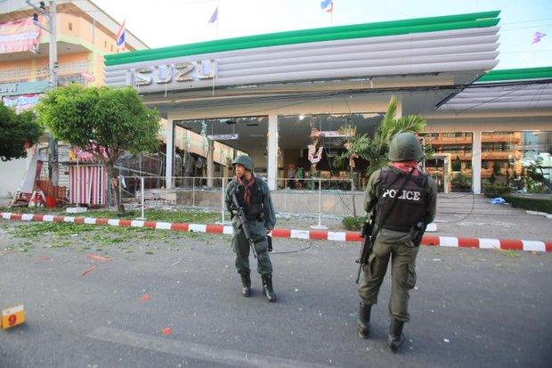 Security forces are drawing a direct link from four large bombs planted in Pattani town Thursday to last week's killings of four men who community leader say were not insurgents.