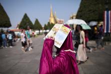 Bangkokians coping with 'extremely hot' weather