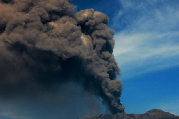 Volcano ash again closes Bali airport