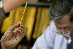 Gold slump tempts local buyers