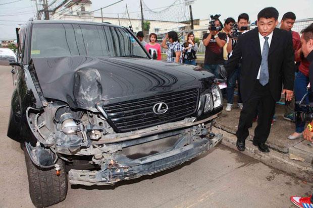 Reporters and photographers surround the Lexus SUV in which billionaire Chuwong Sae Tang was found dead last month. (Photo by Somchai Poomlard)